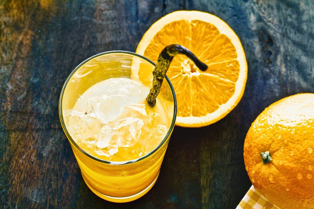 Orangensaft mit Vanilleschote und Eiswürfeln