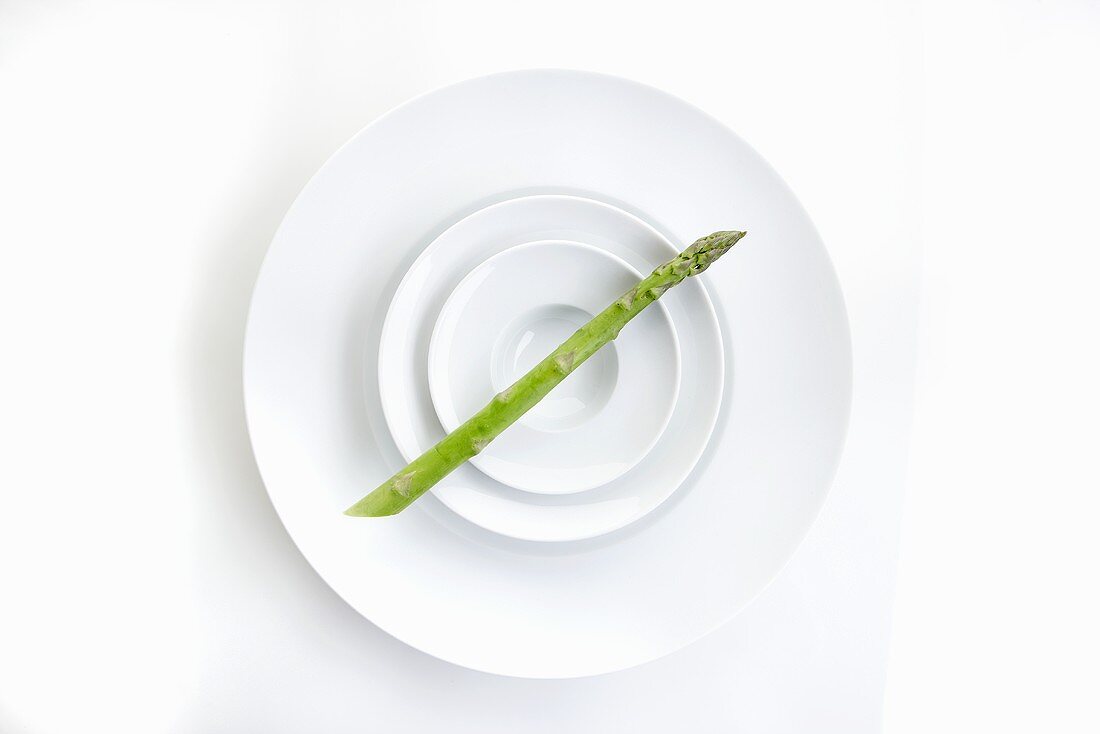 Ein grüner Spargel auf Teller