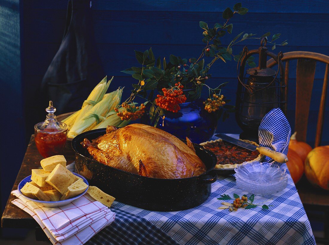 Tischszene mit Truthahn; Brot & Pecanpie