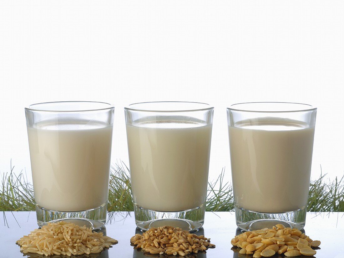 Reismilch, Getreidemilch und Nussmilch in Gläsern