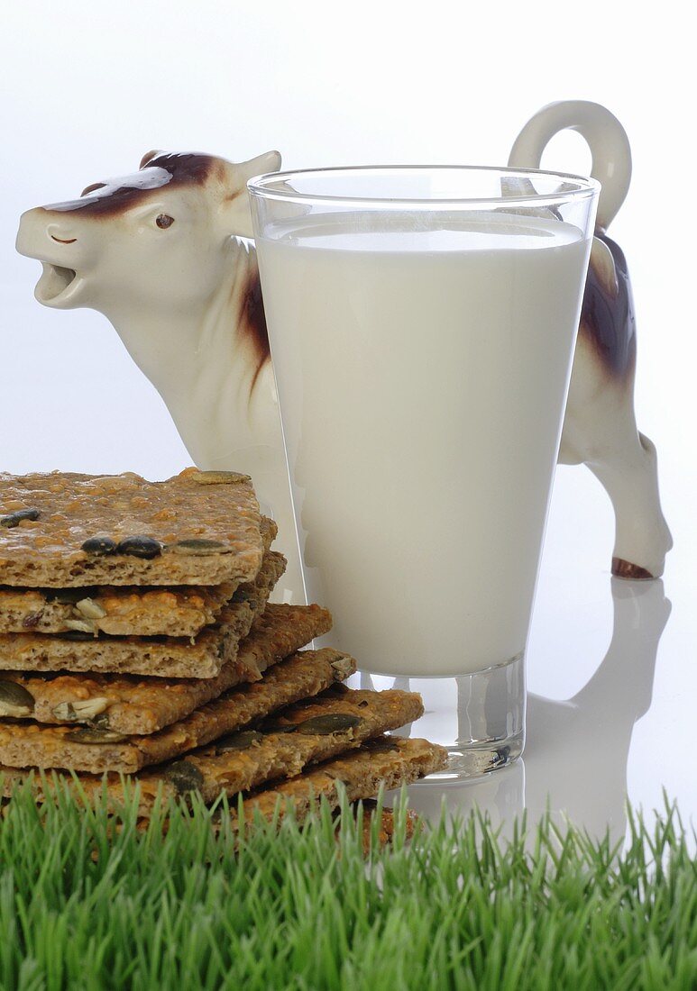 Glas Milch, Kürbiskernknäckebrote und Kuhfigur