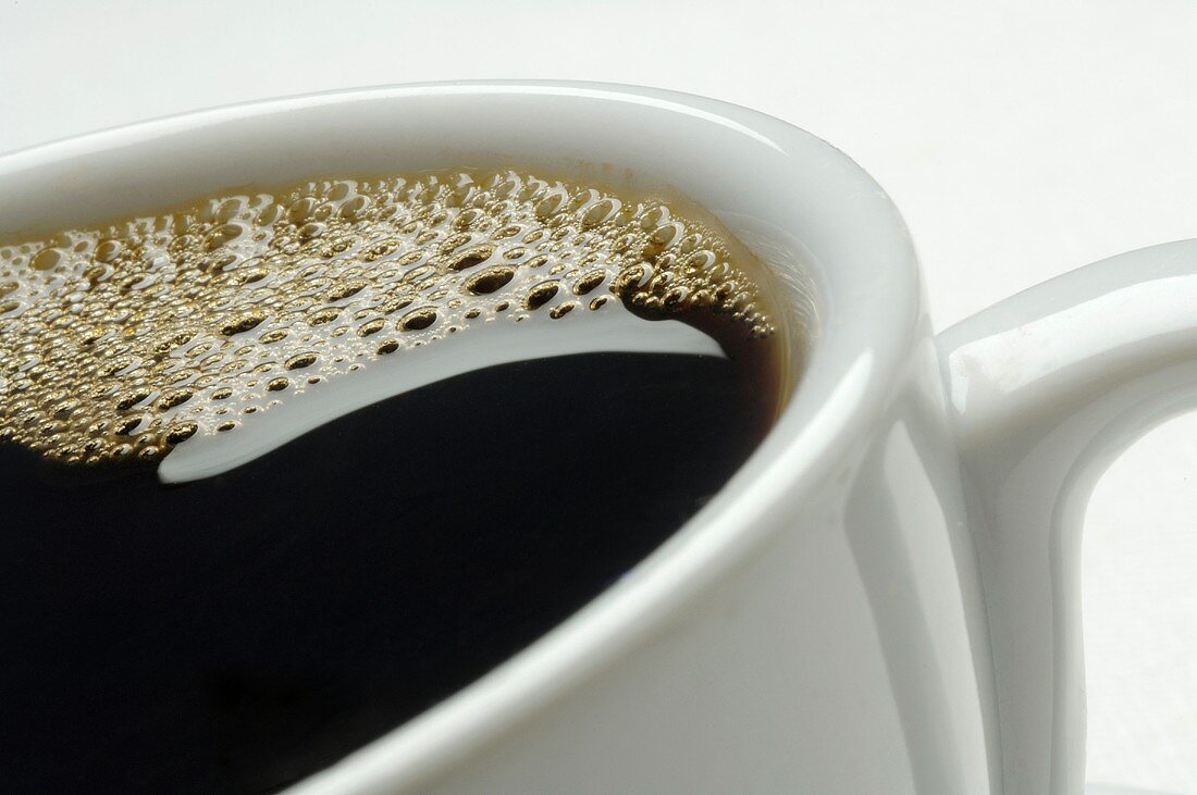 Schwarzer Kaffee in Tasse (Close Up)