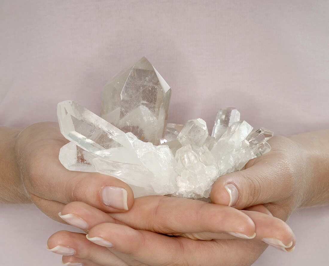 Hände halten Bergkristall