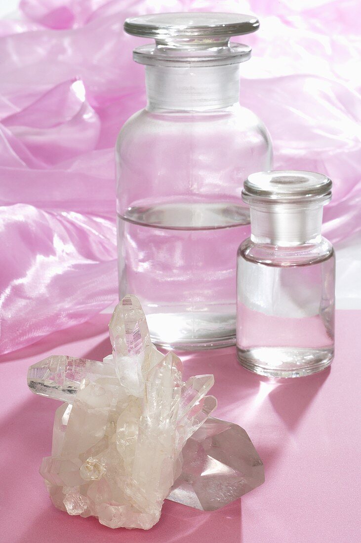 Bergkristall und Apothekerflaschen