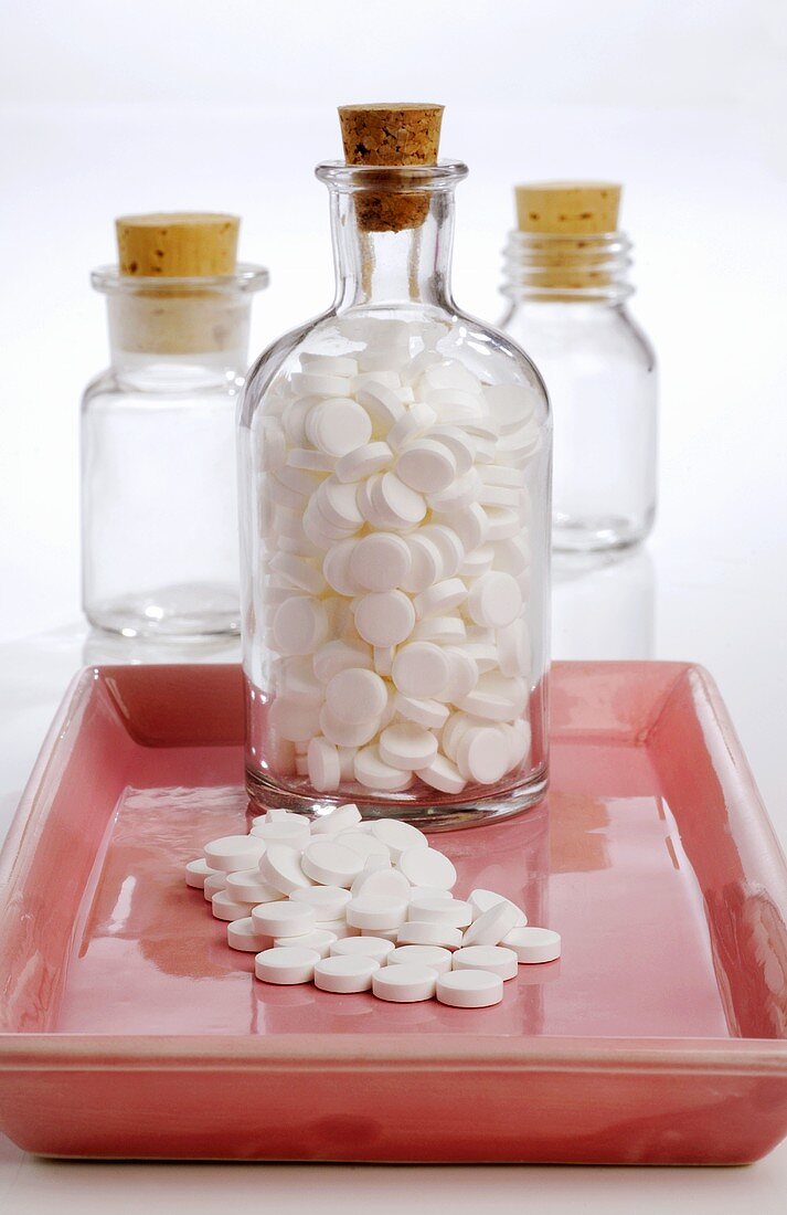 Tabletten in Apothekerflasche und daneben