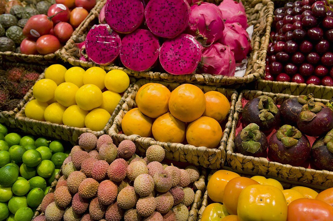 Exotische Früchte in einer Markthalle, Deutschland