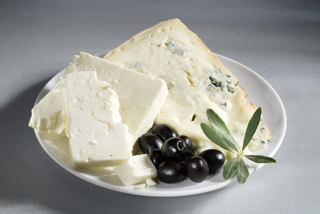 Gorgonzola und Schafskäse mit schwarzen Oliven