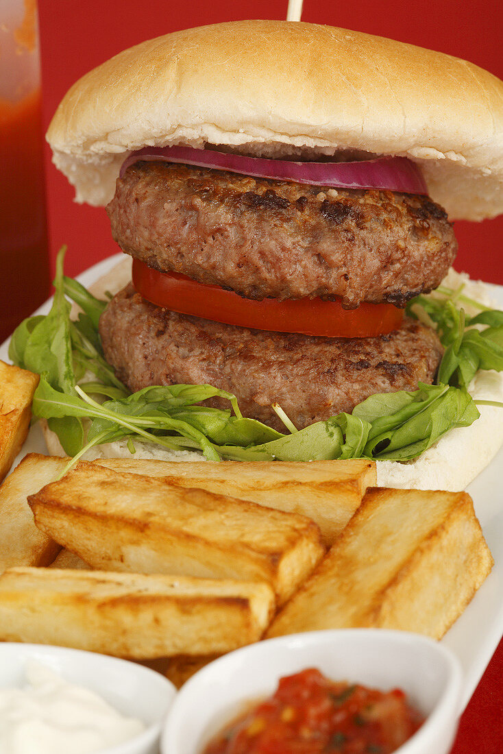 Hamburger mit Pommes frites und Salsa