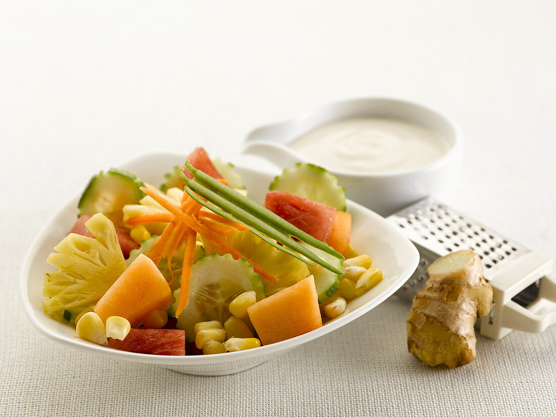 Gemischter Salat aus Obst und Gemüse, Ingwer-Joghurt-Dressing