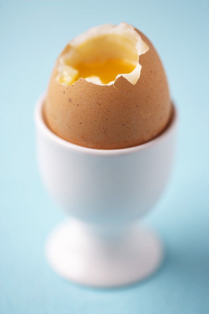 Weichgekochtes Frühstücksei in einem Eierbecher