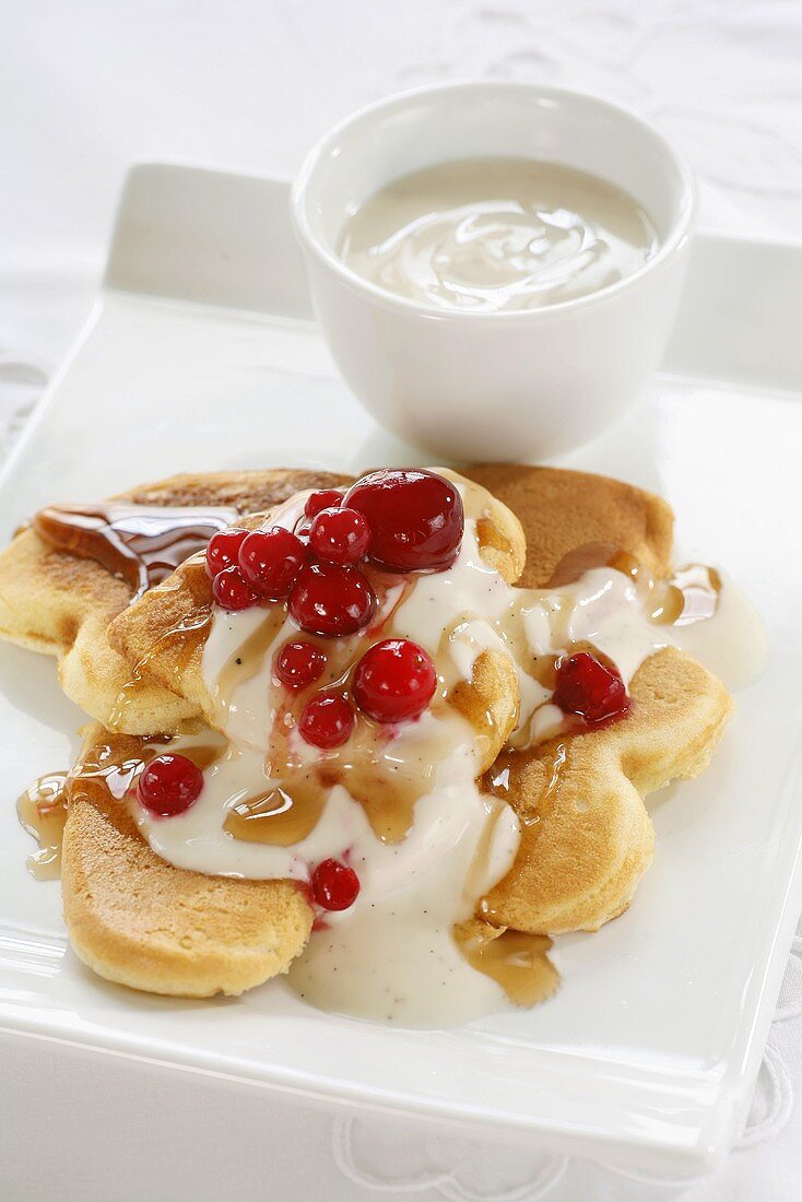 Pancakes mit Joghurt, Ahornsirup und Cranberries