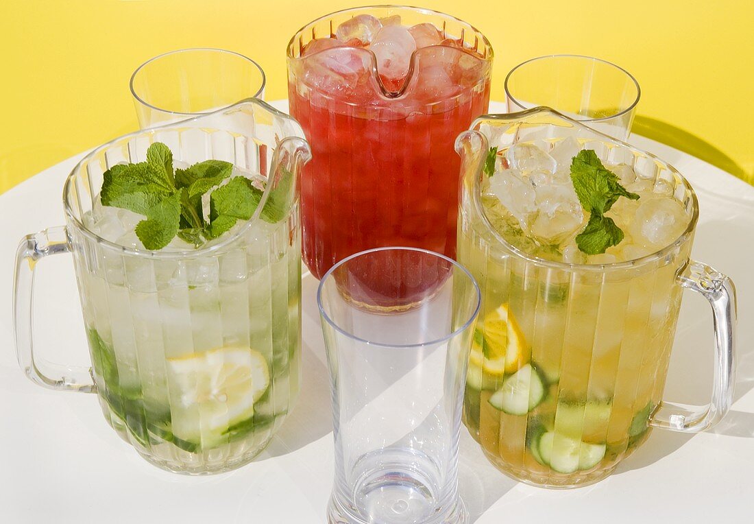Pimms-, Wassermelonen-, Minz-Cocktail in Krügen und Gläsern