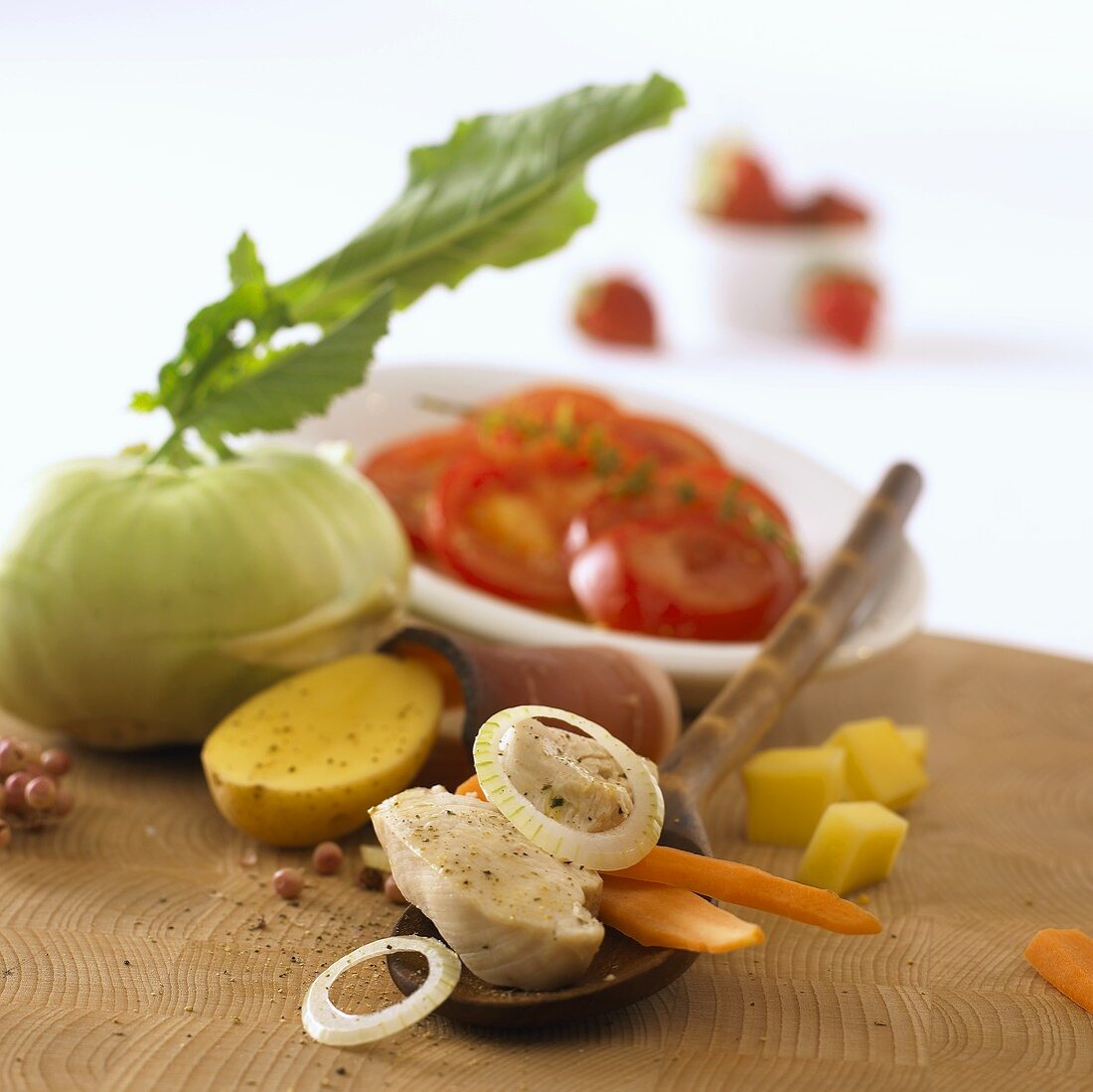 Zutaten für einen Gemüseeintopf mit Hähnchenfleisch