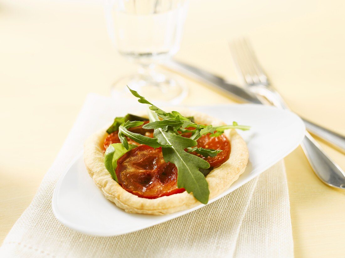 Small tomato pizza with rocket