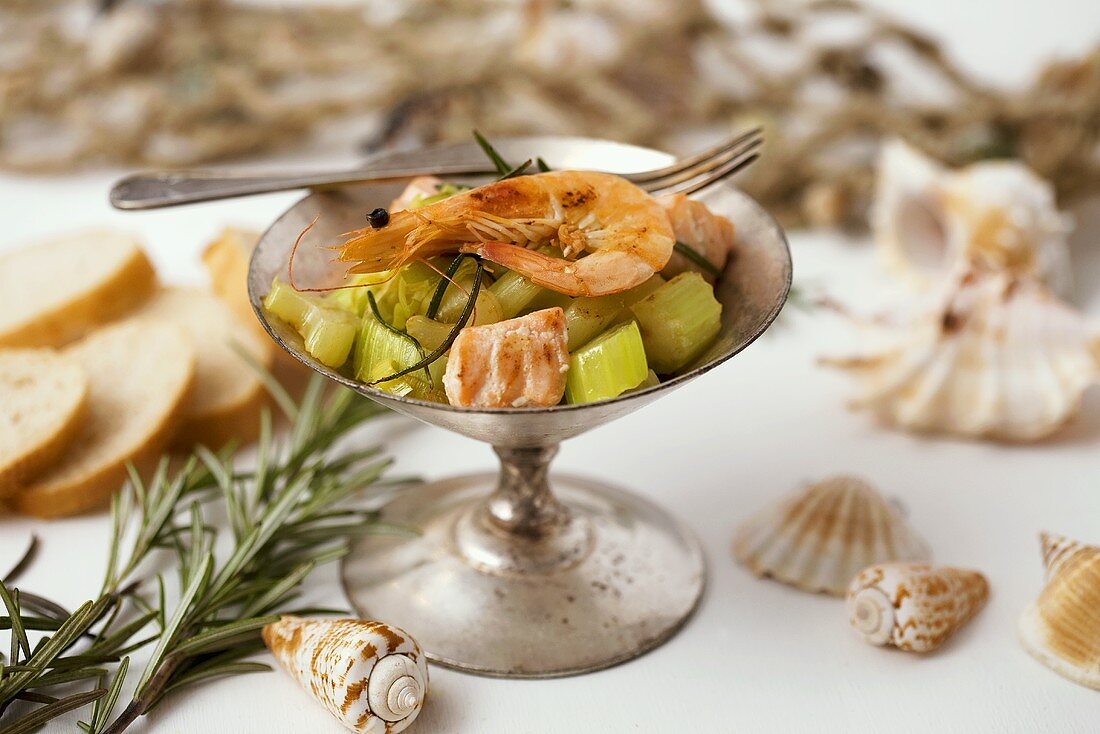 Fried fennel with salmon, prawns and rosemary