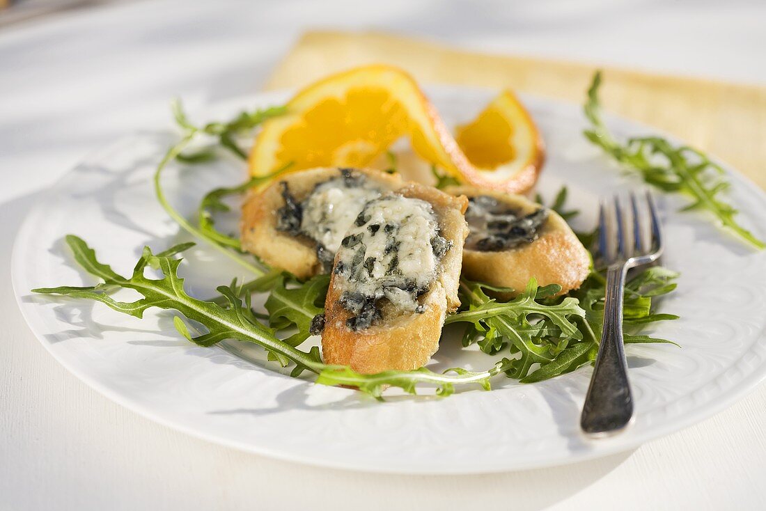 Gorgonzola on toasted baguette on rocket