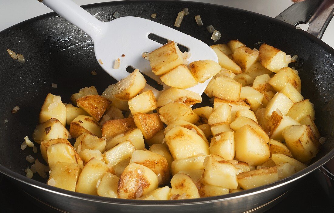 Bratkartoffeln mit Zwiebeln in einer Pfanne
