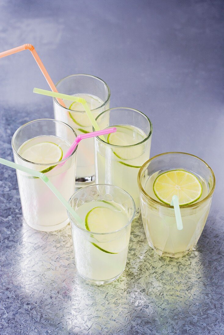 Fünf Gläser Limonade mit Strohhalm
