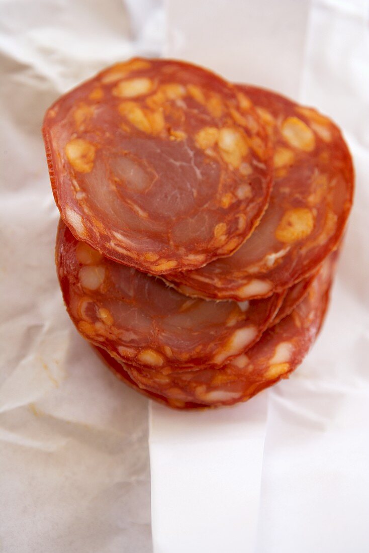 Einige Scheiben Chorizo (rote Paprikawurst, Spanien)