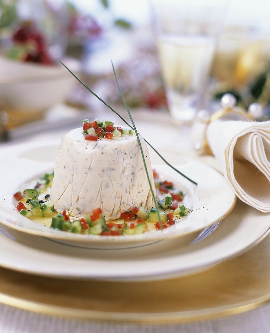 Frischkäseterrine mit Tomaten-Gurken-Dresssing