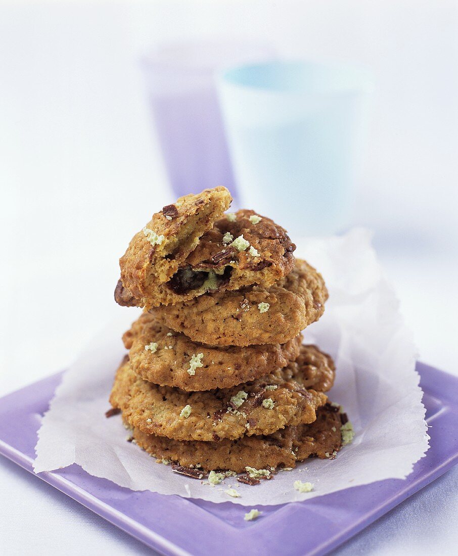 Chocolate Chiop Cookies, gestapelt auf Papier