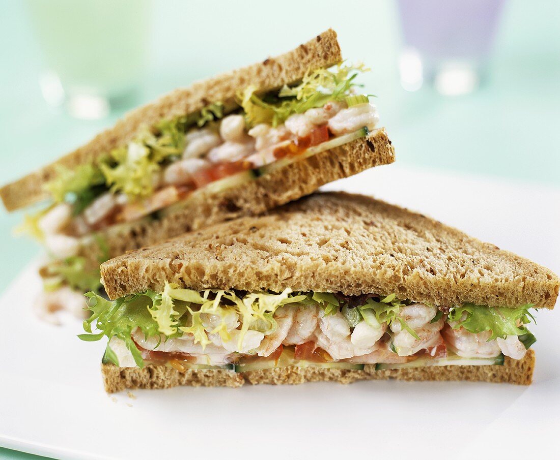 Vollkorn-Sandwiches mit Krabben und Salat