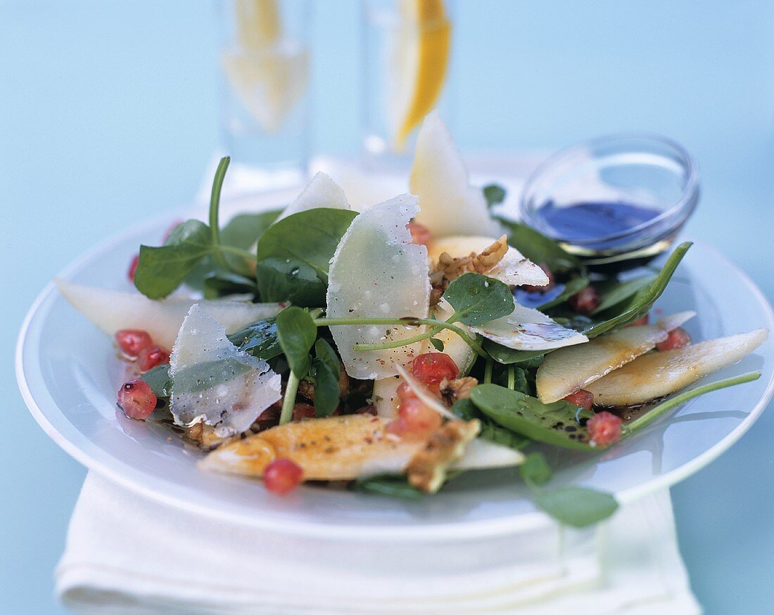 Wasserkressesalat mit Spargel, Parmesan und Granatapfelkernen