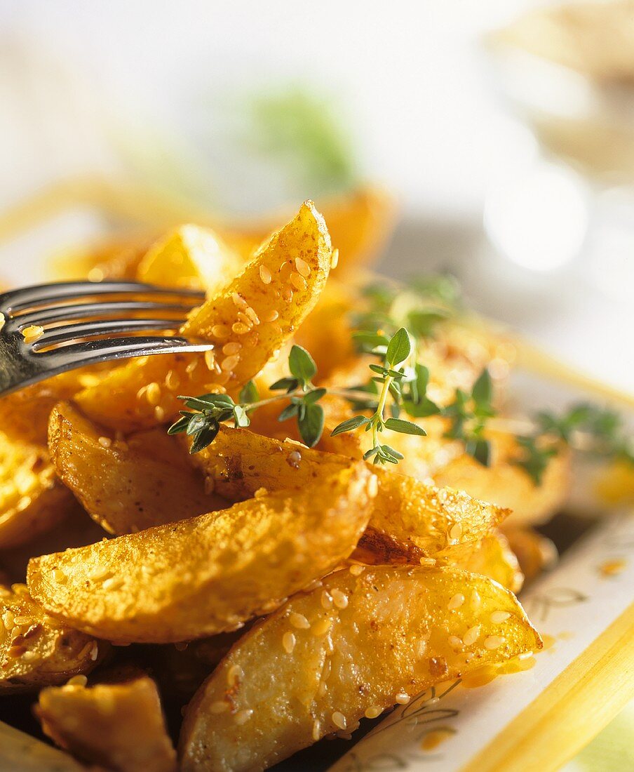 Kartoffelschnitze mit Sesam und Thymian