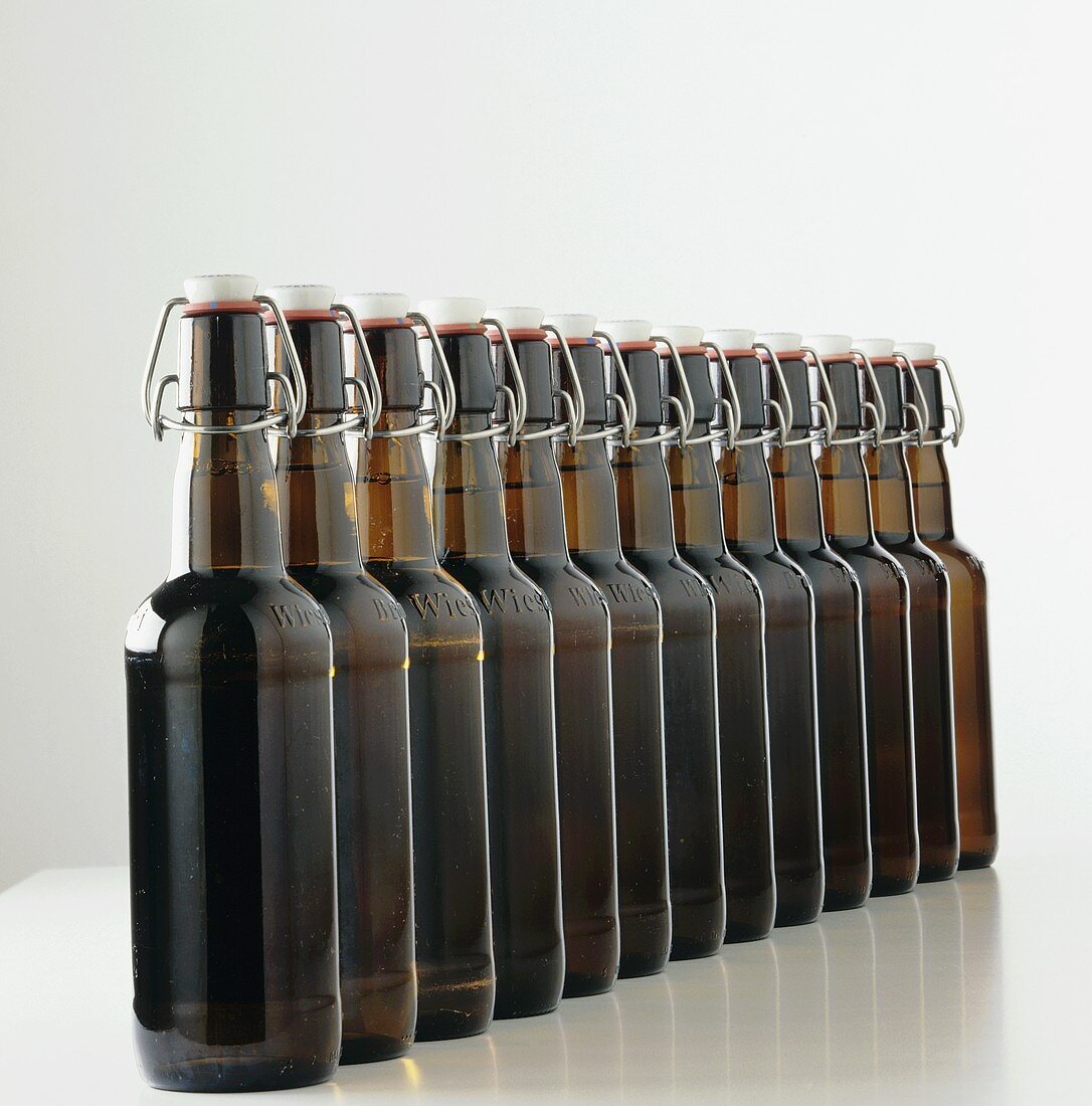 Eine Reihe Bierflaschen mit Bügel