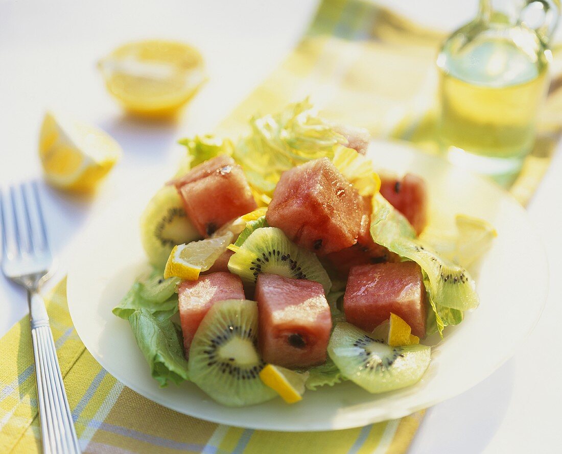 Blattsalat mit Wassermelone, Kiwi und Zitrone