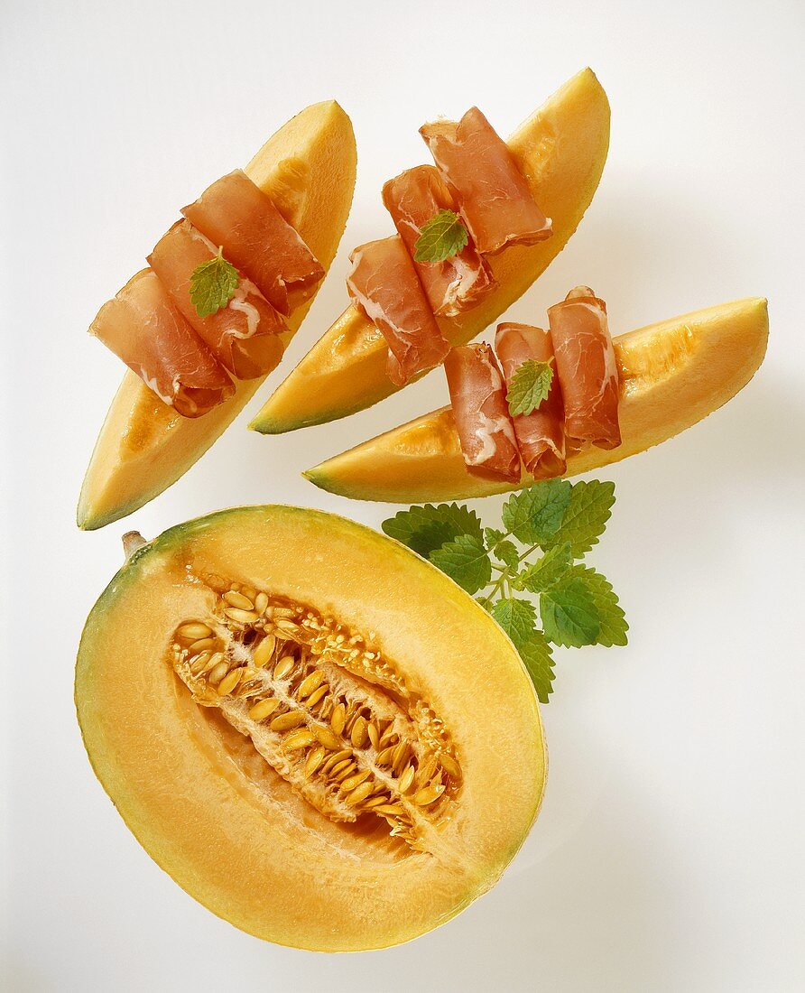 Slices of melon with ham