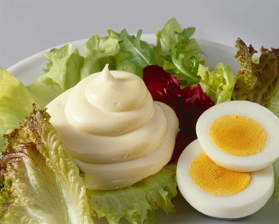 Mixed salad leaves with mayonnaise and boiled egg