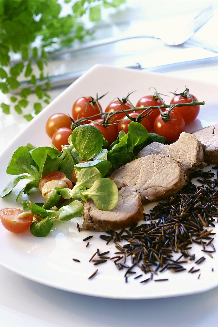 Schweinefilet mit Wildreis, Feldsalat und Kirschtomaten