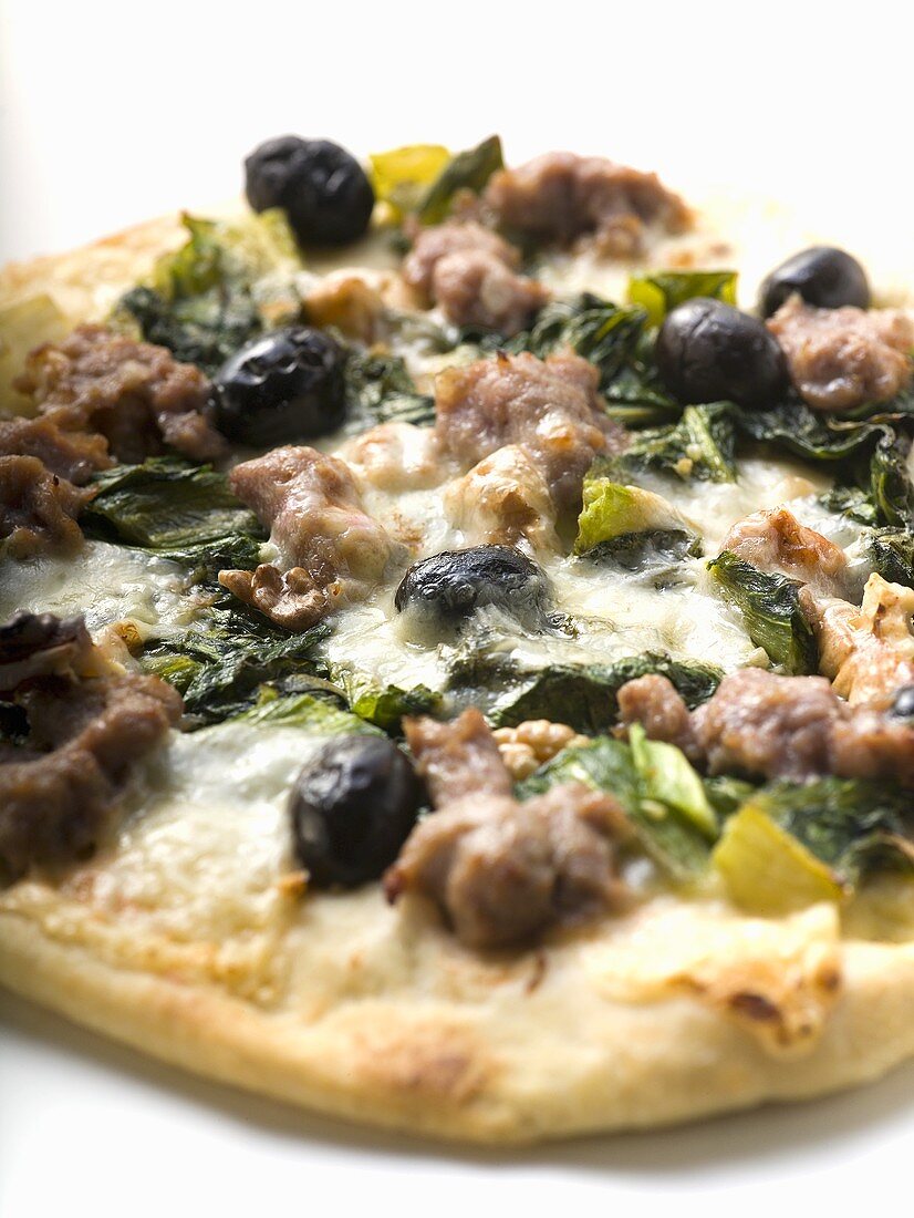 Pizza mit Hackfleisch, Oliven, Spinat und Käse