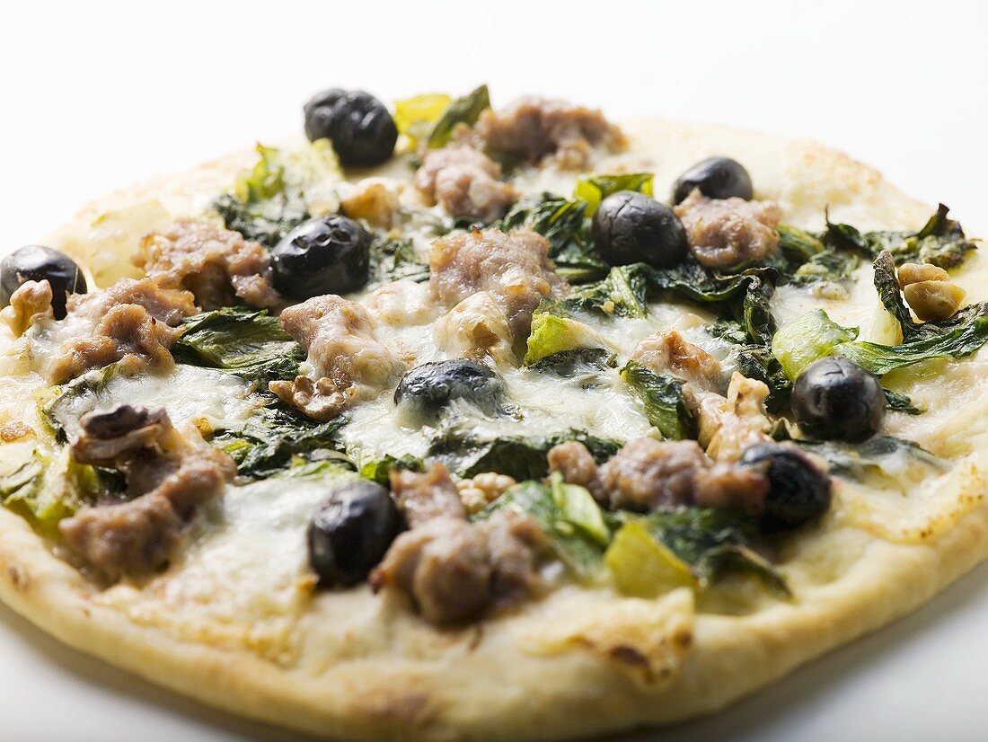 Pizza mit Hackfleisch, Oliven, Spinat und Käse