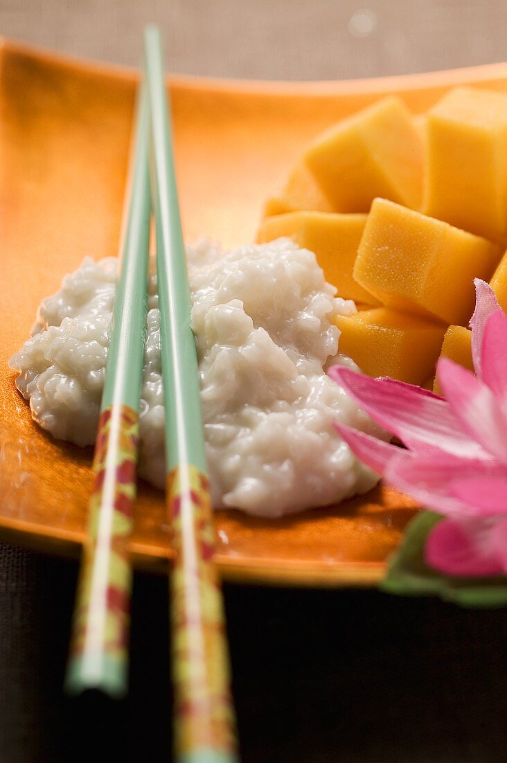 Fresh mango with sticky rice (close-up)