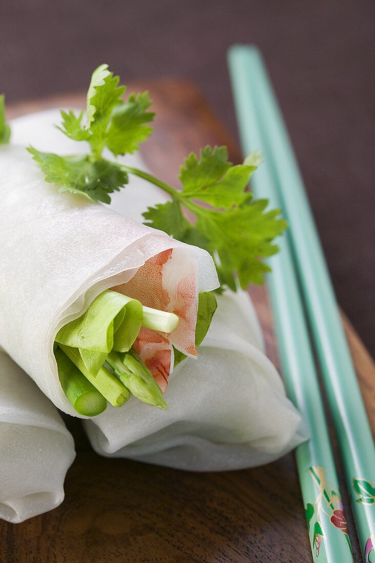 Vietnamesische Glücksrollen mit Spargel und Garnelen