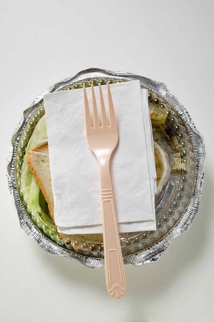 Sandwich mit Serviette und Plastikgabel in Lunchbox