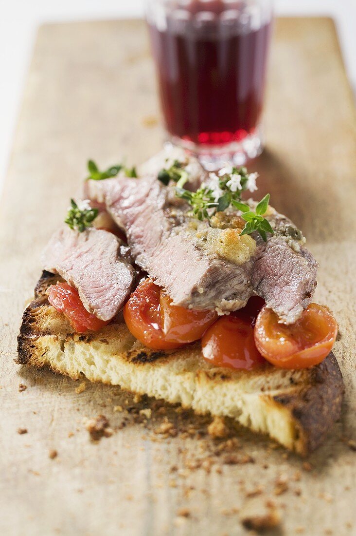 Rindersteak mit Kirschtomaten auf gegrilltem Brot