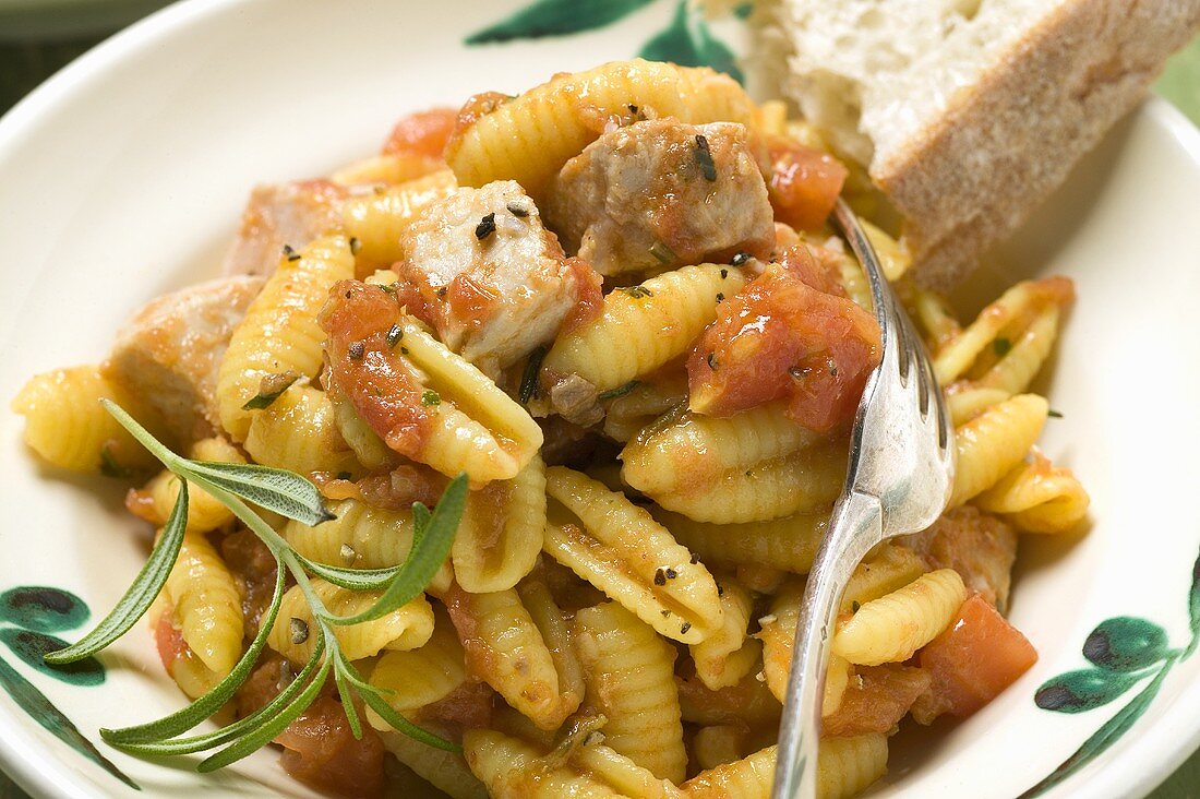 Pasta with meat and tomato sauce, white bread