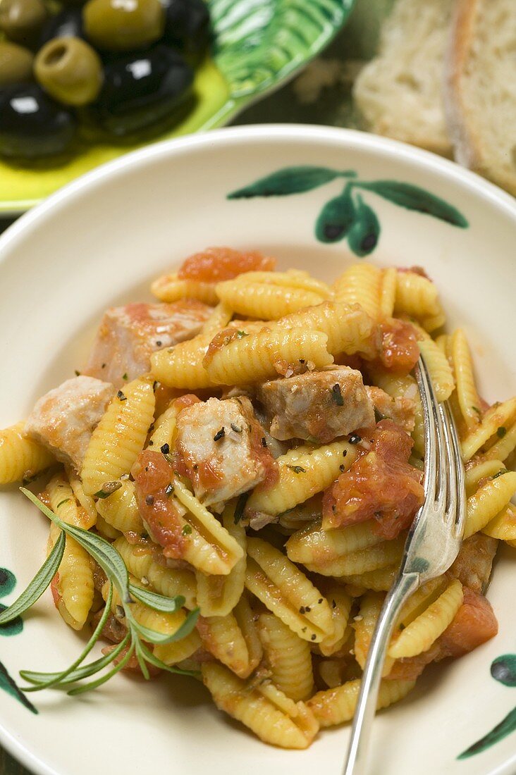 Pasta with meat and tomato sauce, white bread, olives