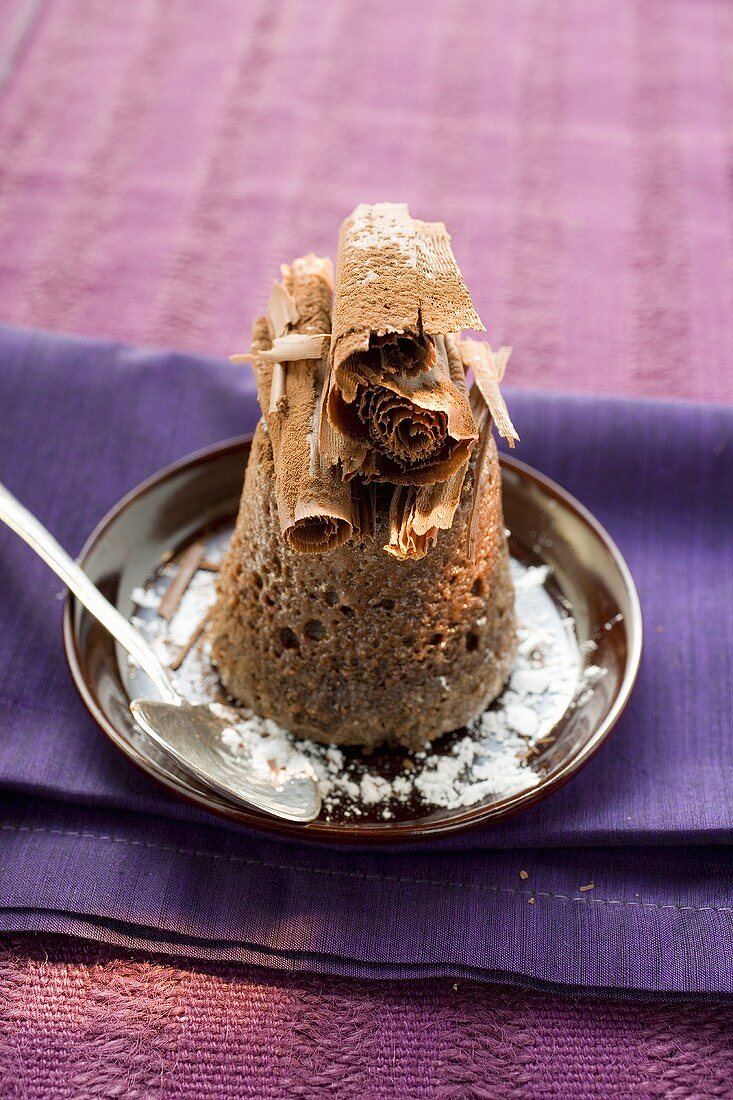 Schokoladensouffle mit Schokoröllchen und Puderzucker