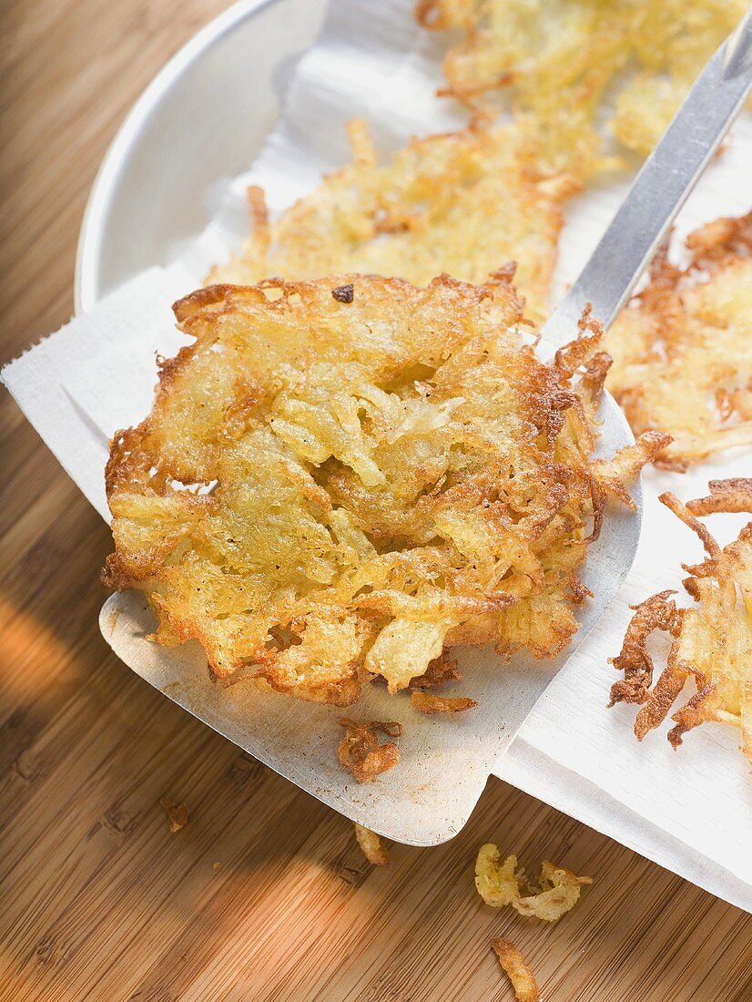 Kartoffelpuffer auf Heber und Küchenpapier