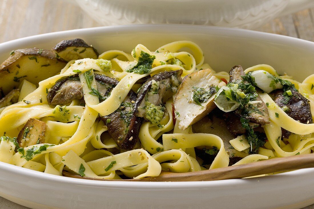 Tagliatelle mit Steinpilzen und Pesto