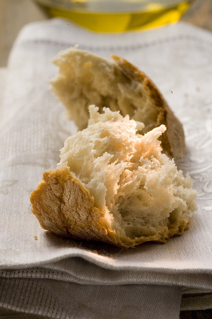 Zwei Weissbrotstücke auf Stoffserviette