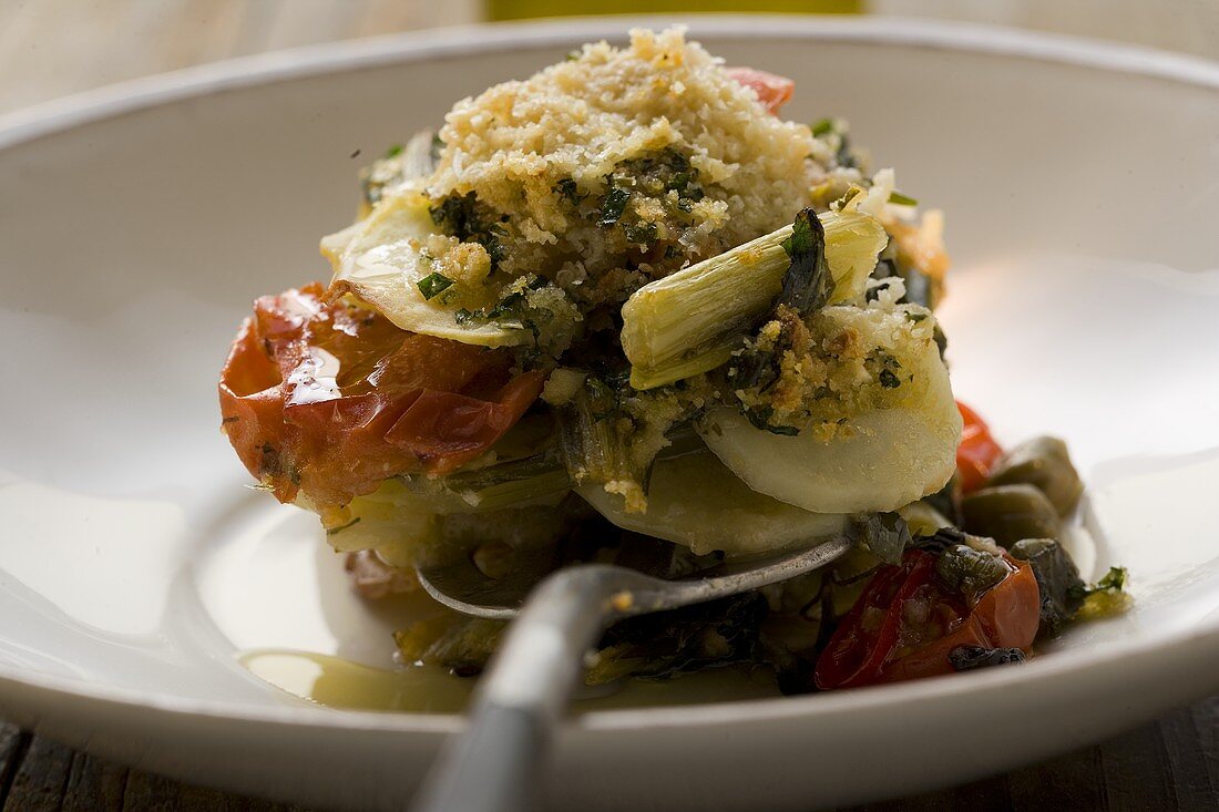 Gemüseauflauf mit Kartoffeln, Tomaten, Lauch und Kapern