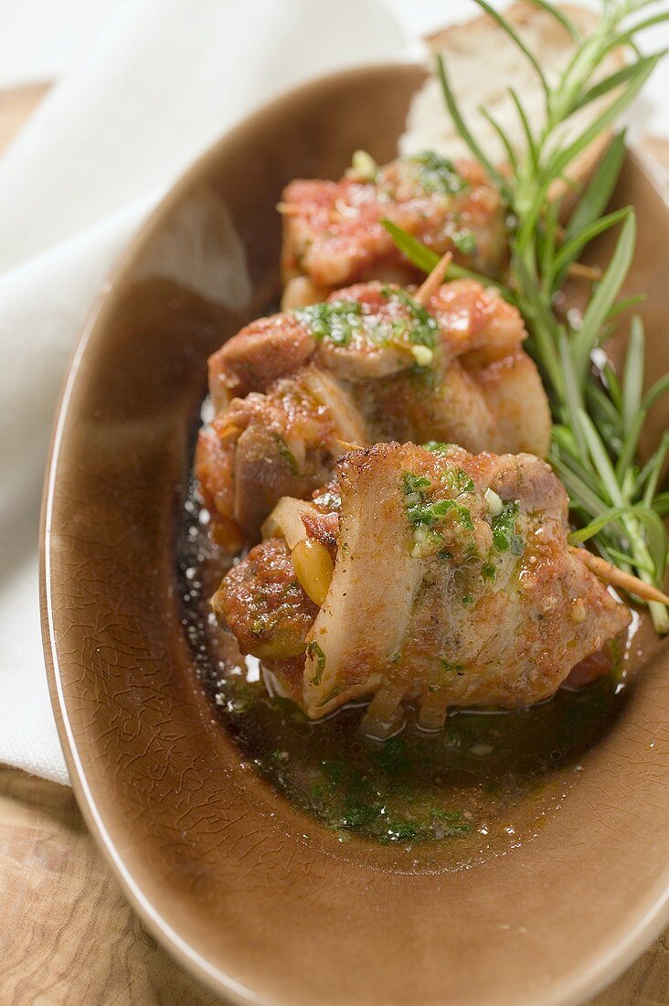 Schweinebauchröllchen mit Tomatenpesto und Rosmarin