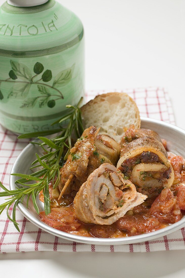 Schweinebauchröllchen mit Tomatenpesto und Rosmarin