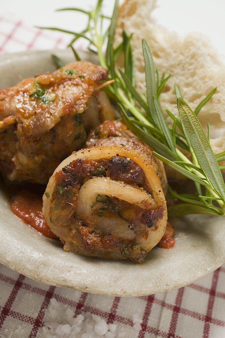 Schweinebauchröllchen mit Tomatenpesto und Rosmarin