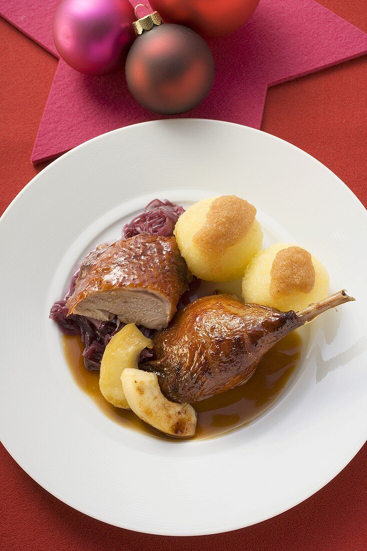 Ente mit Rotkohl und Kartoffelklössen zu Weihnachten